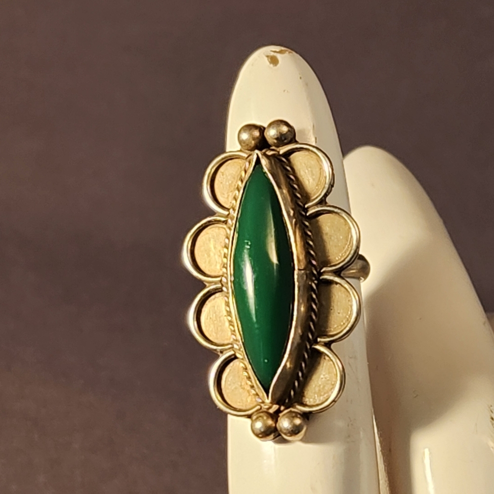 Elegant Green and Gold Women's Ring